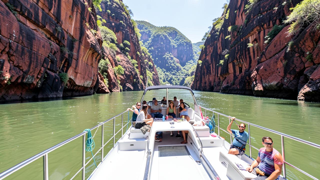 Passeio de catamarã entre os paredões dos Cânions do Xingó