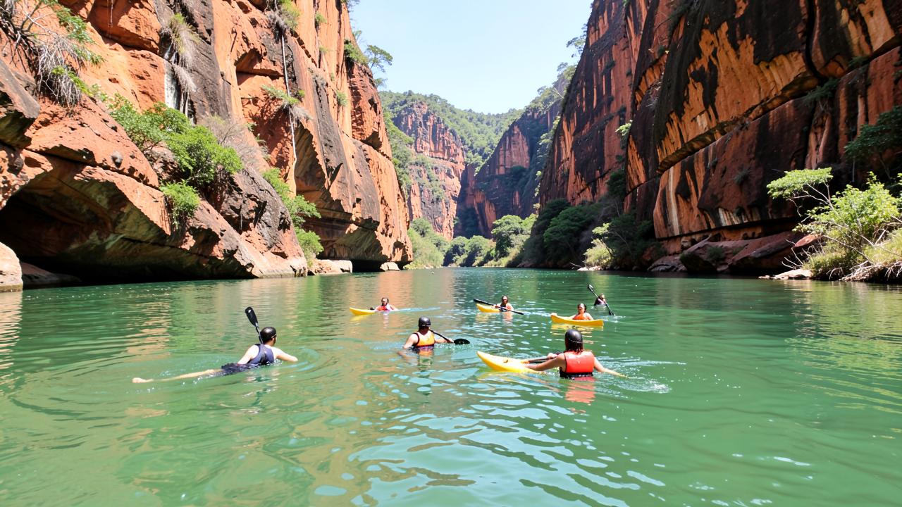 Turistas nadando e praticando caiaque nas águas esmeralda dos Cânions do Xingó